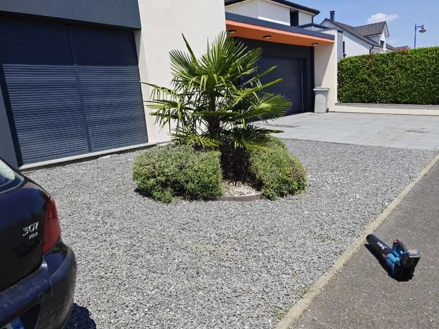 Après : les abords gravillonnés d’une maison
