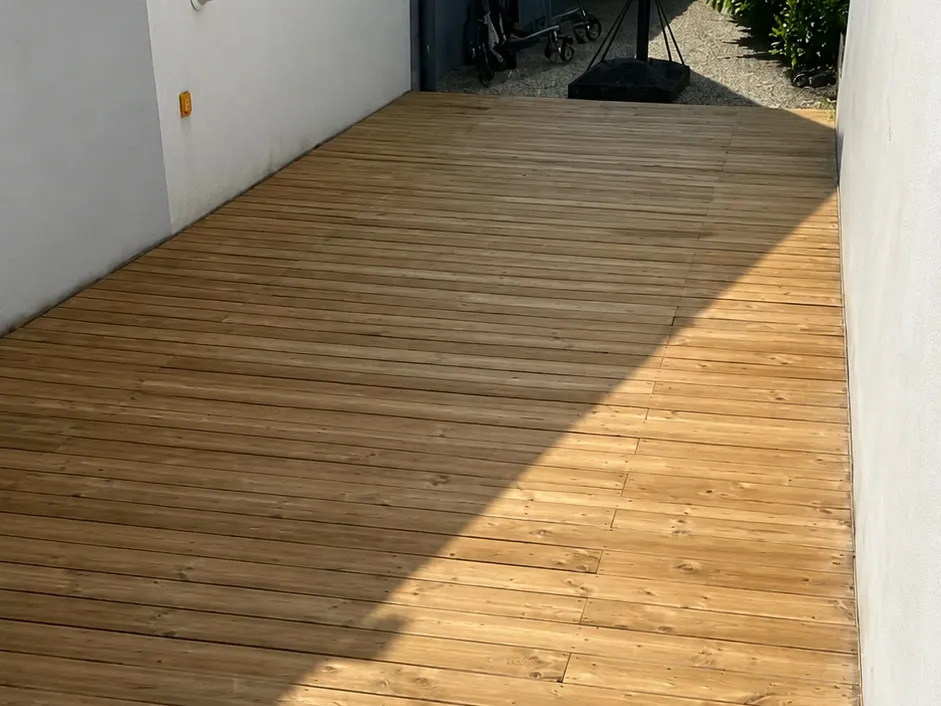 Après : le platelage bois d’une terrasse